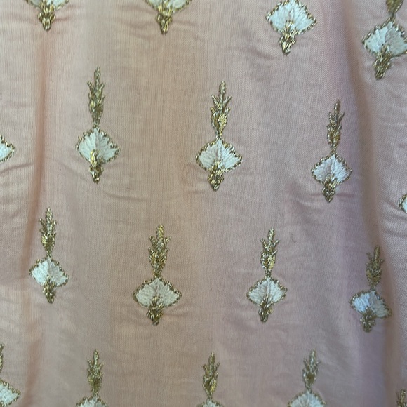 Khaadi Pakistani Indian kurta with embroidery on beautiful soft pink color. - Picture 4 of 8